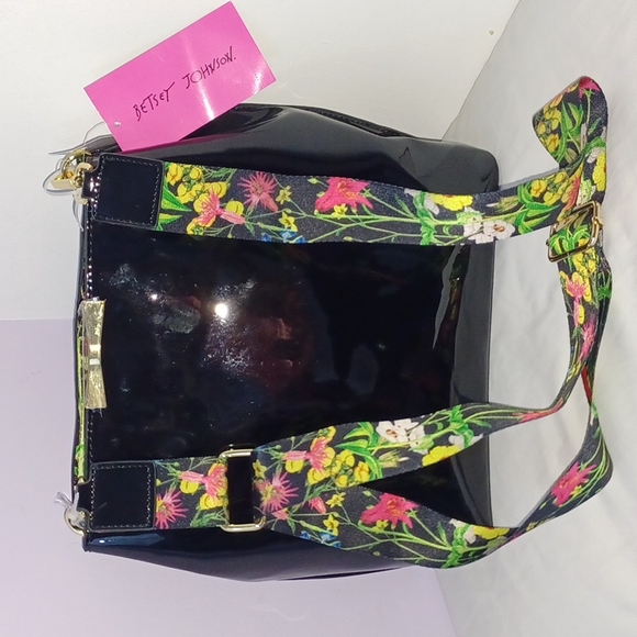 Betsey Johnson Handbags - BETSEY JOHNSON BUCKET W/CHAIN SWANG ...